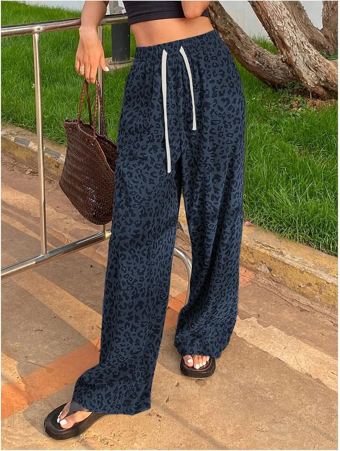 OYOANGLE Women's Graphic Print Drawstring Elastic High Waist Long Pants Y2k Wide Leg Casual Trousers with Pockets